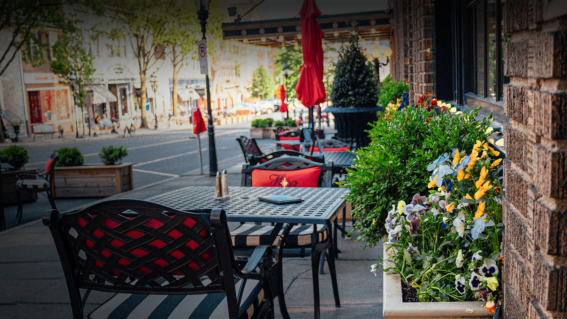 a table and chairs outside of a restaurant